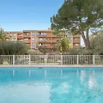 In With Swimming Pool And Balcony Апартаменты