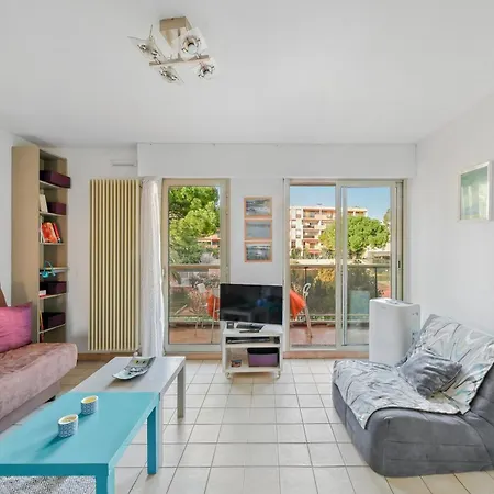 Apartment In With Swimming Pool And Balcony Hyeres