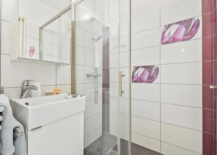 In With Swimming Pool And Balcony Hyeres