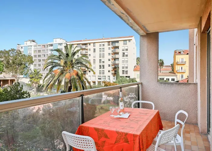 In With Swimming Pool And Balcony Hyeres